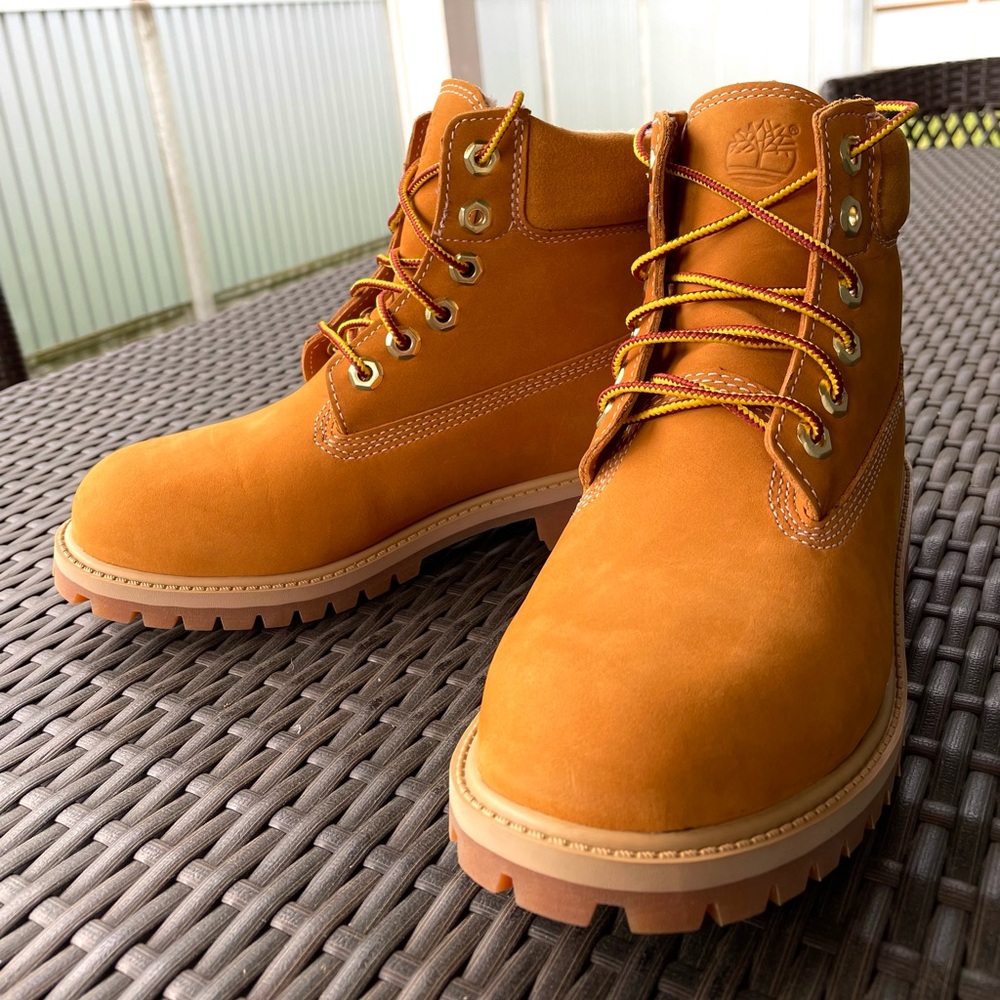 Timberland Boots Women’s Size 6, Men’s Size 4